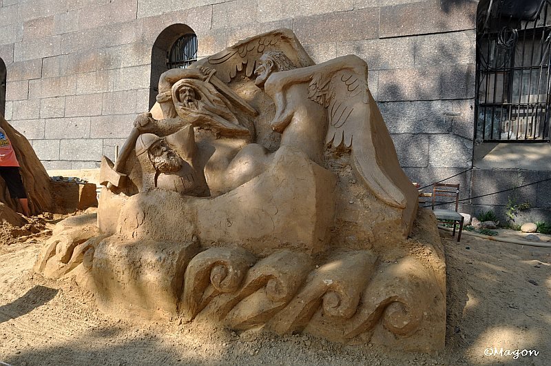 Sand Festival в России: скульптура борьбы с драконом у каменной стены